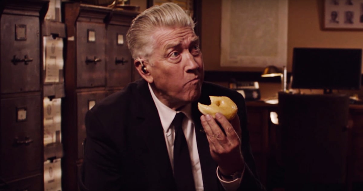 Specijalni agent Gordon Cole (David Lynch) jede donut u najavi za novu sezonu Twin Peaksa, 2017.
